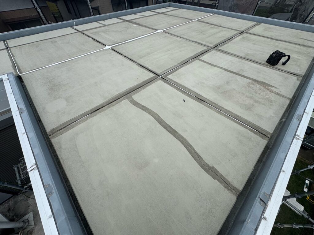 カチオン補修材にて下地調整<br />
※既存の下地を調整しました。